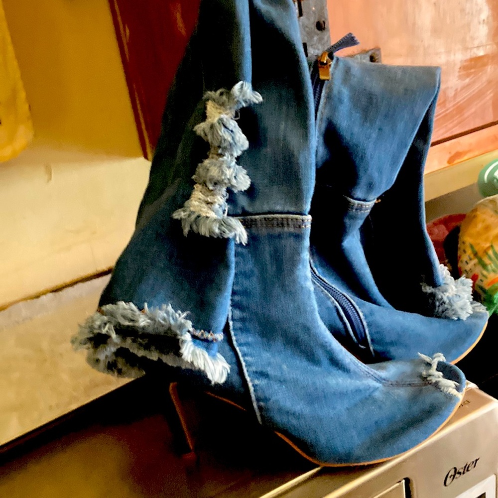 Size 8 blue Jean jacket knee high boots that zip on inside of leg..